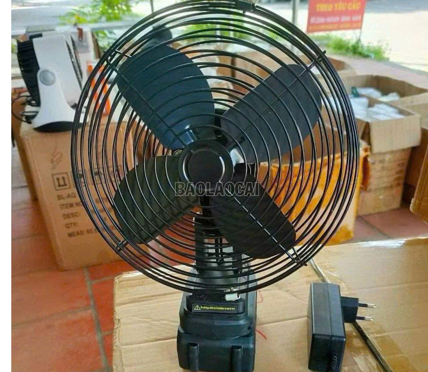 Một số loại quạt tích điện mini đang được bán trên thị trường. baolaocai-c_z6576350129611-fbf206b50e66127e59464300dadf7150.jpg