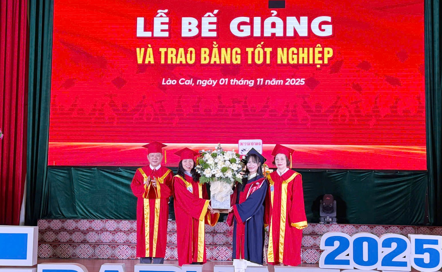 Đại diện sinh viên tặng hoa nhà trường. z7176973623158-a5d675c16c4e0212920335208dc2e821.jpg