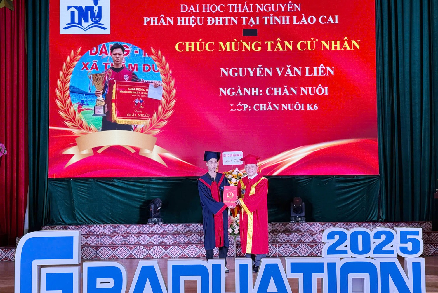 Trao bằng tốt nghiệp cho các tân cử nhân. z7176973706049-381b88ee952c1b74564a00d67aa1adcd.jpg