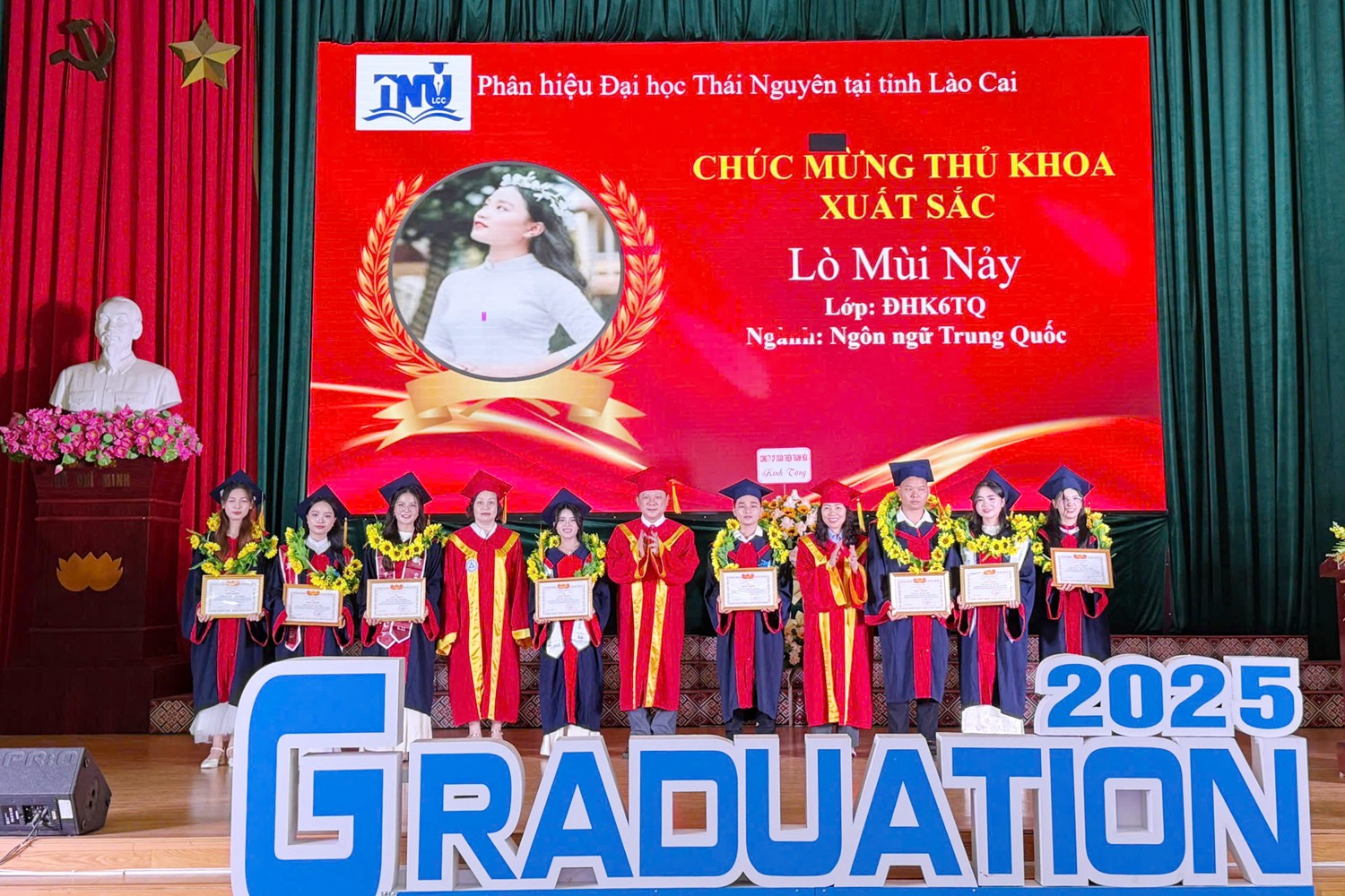 Khen thưởng sinh viên xuất sắc tốt nghiệp thủ khoa của các ngành học. z7176973658077-a30199be981d3184ee6cfc8266711bc1.jpg