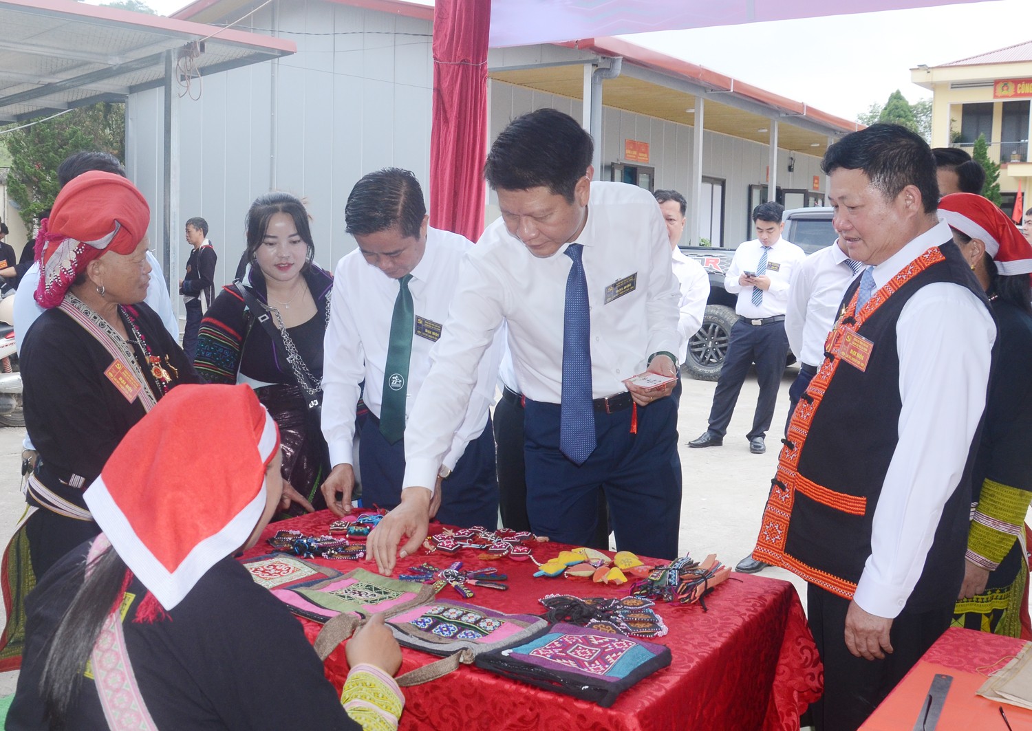 Phó Chủ tịch Thường trực UBND tỉnh Nguyễn Thế Phước tham quan các gian hàng sản phẩm đặc trưng của xã Tả Phìn. dsc-4001.jpg