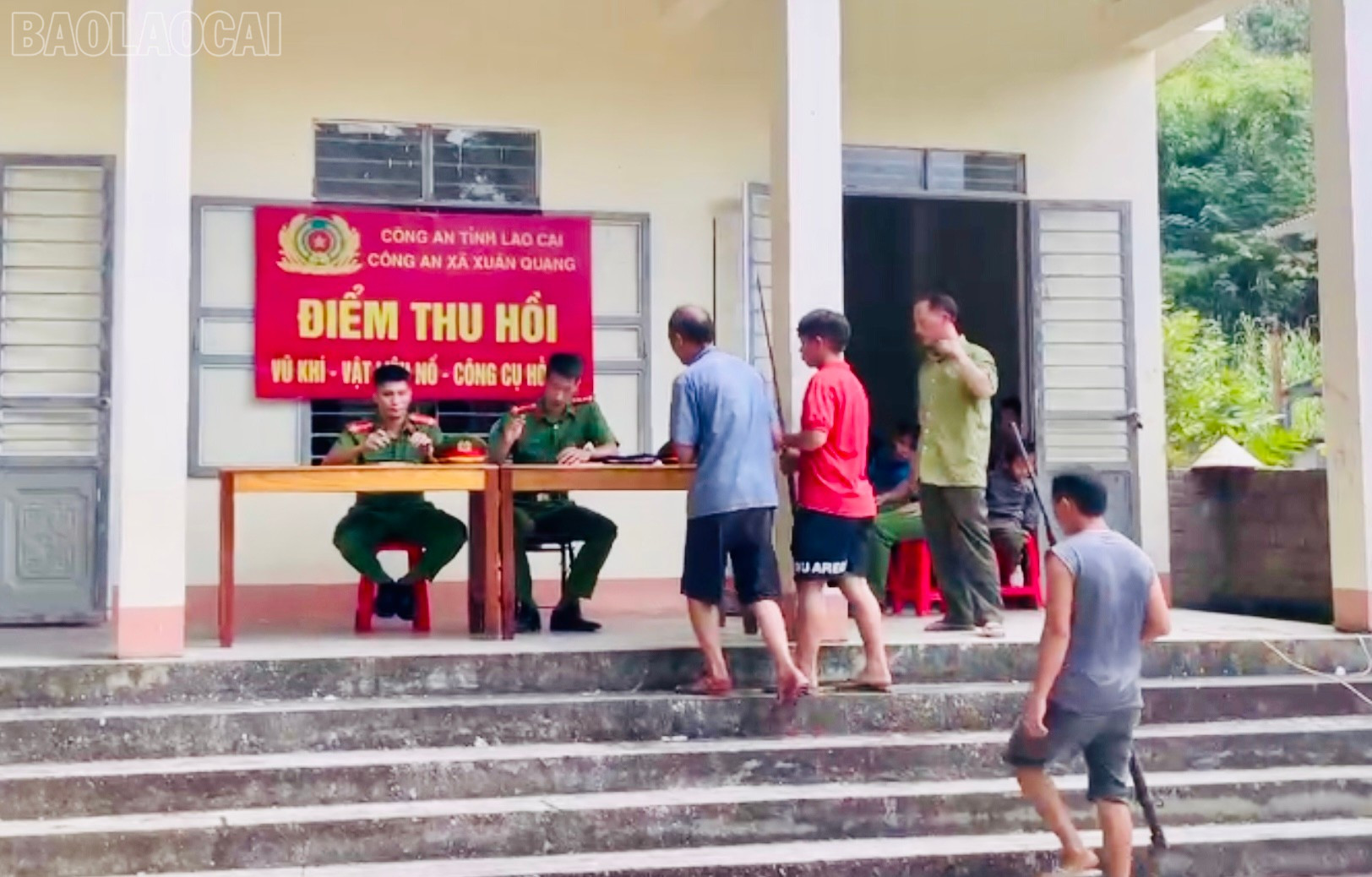 Người dân tự nguyện mang vũ khí đến giao nộp. baolaocai-tl_img-1152.jpg