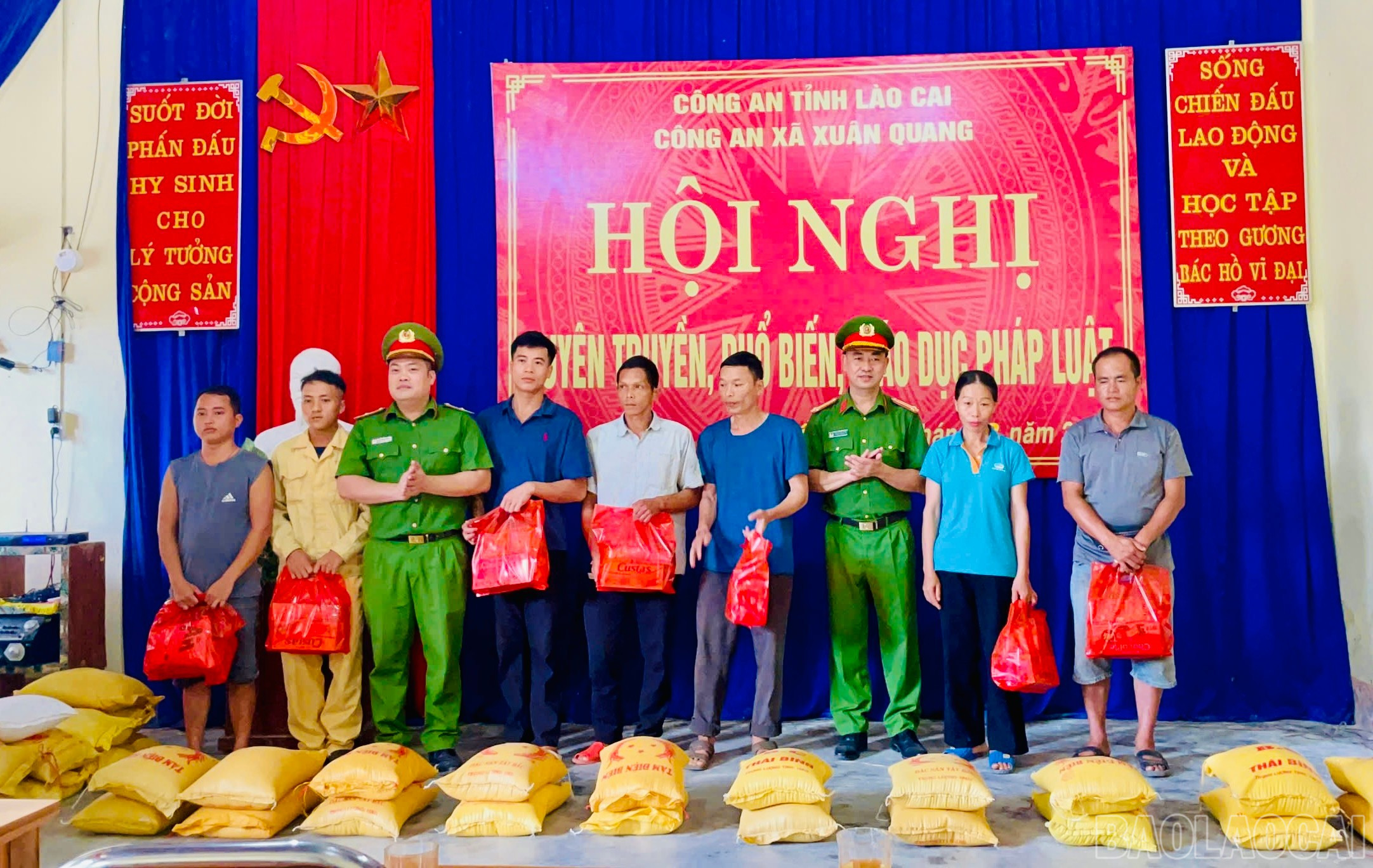 Trao quà và hỗ trợ gạo cho các hộ khó khăn, hộ gương mẫu giao nộp vũ khí. baolaocai-br_img-1149.jpg