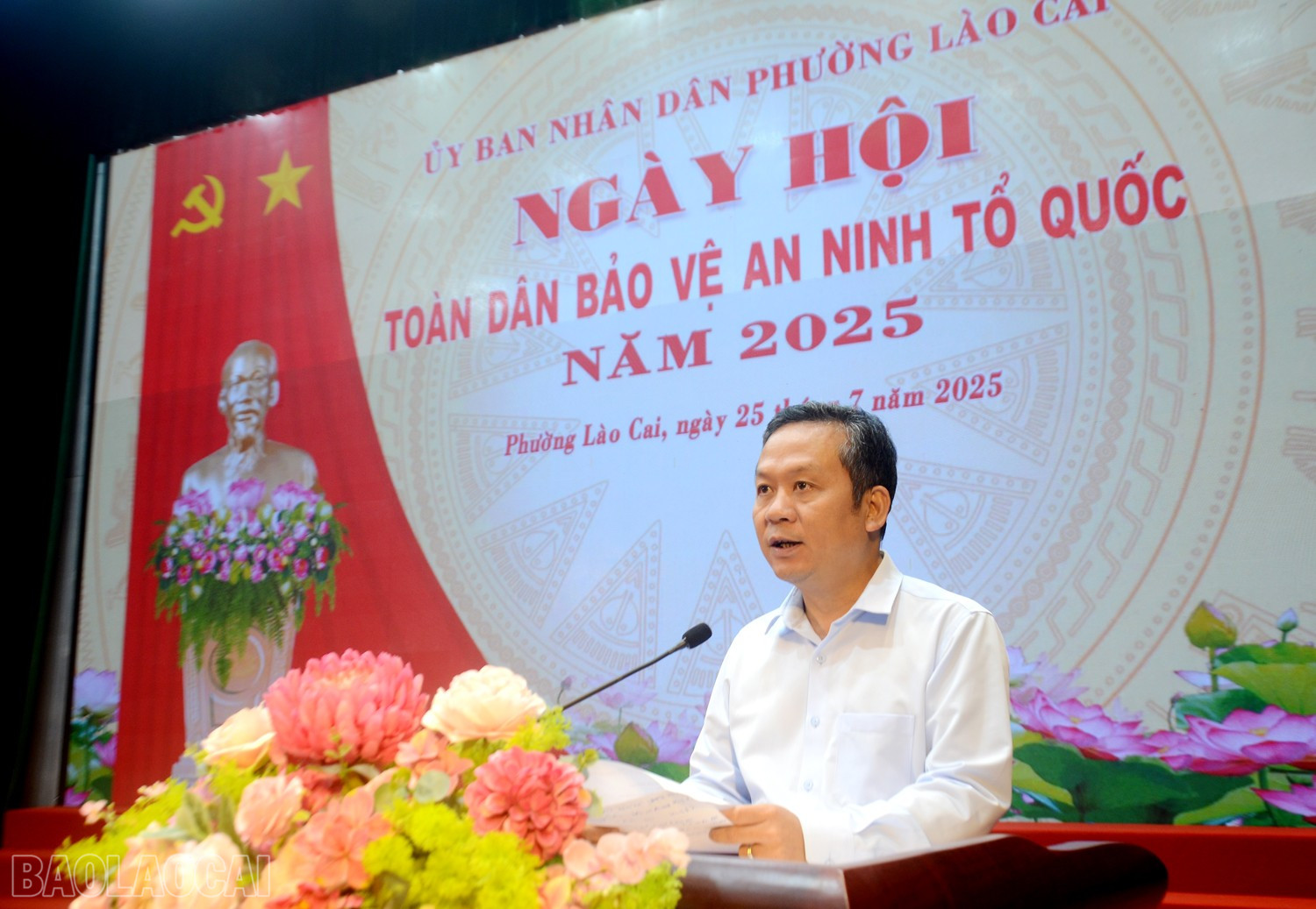 Đồng chí Nguyễn Quốc Huy, Tỉnh ủy viên, Bí thư Đảng ủy phường phát biểu tại ngày hội. baolaocai-bl_dsc-3888.jpg