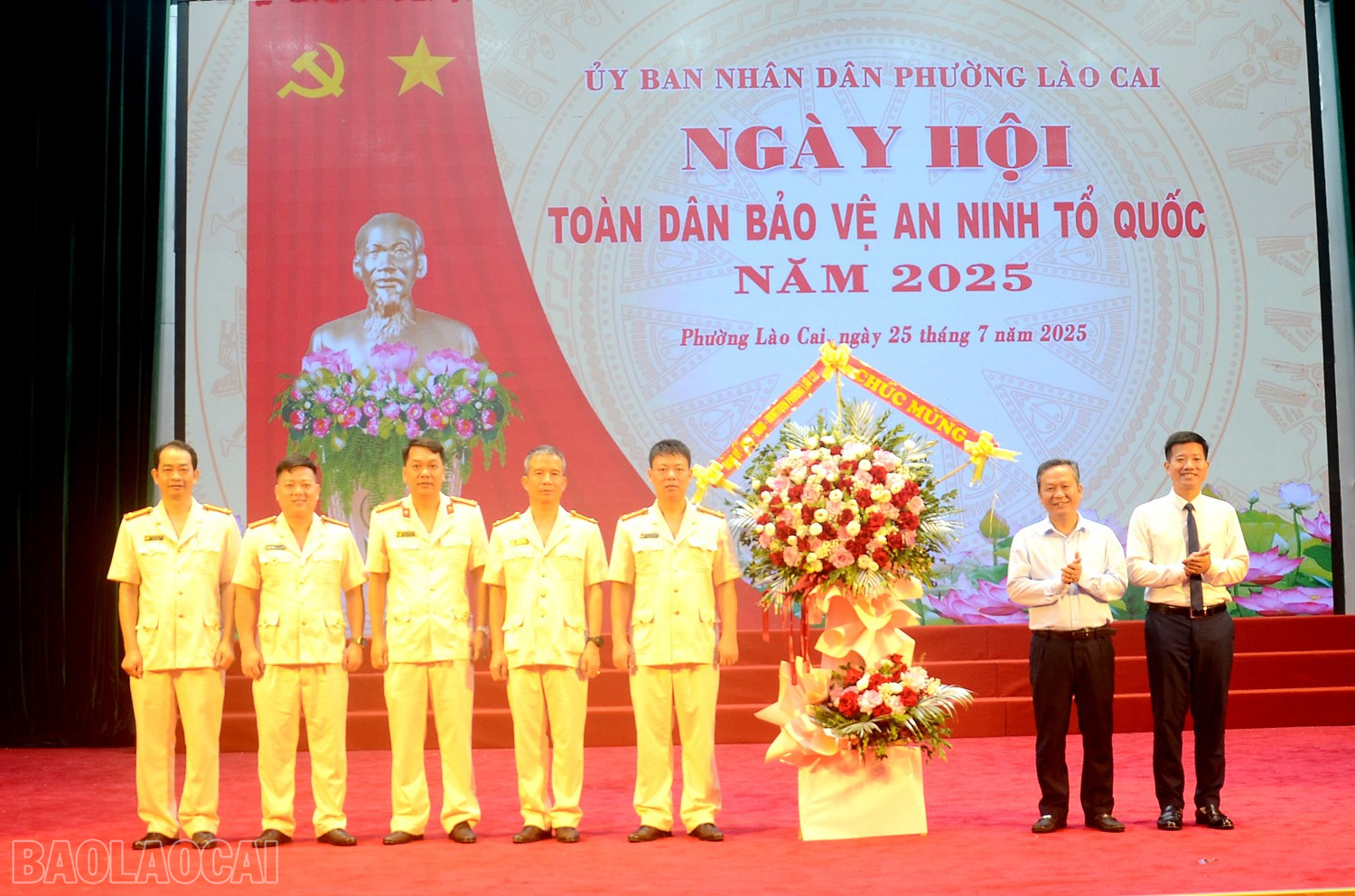 Tặng hoa chúc mừng ngày hội. baolaocai-bl_dsc-3910.jpg