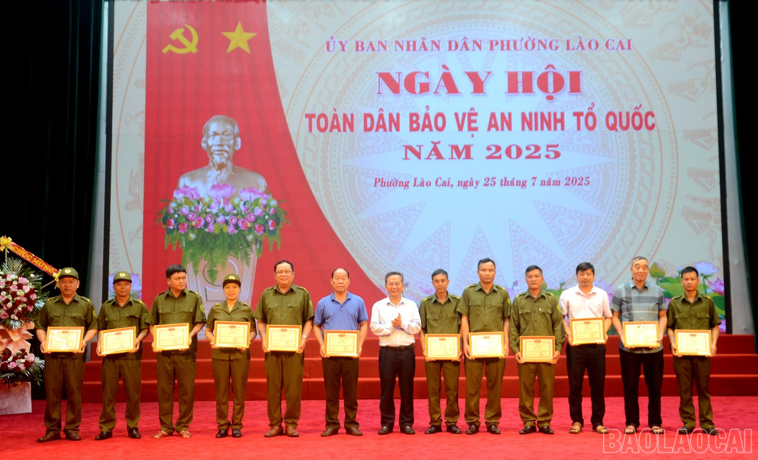 Khen thưởng các tập thể đạt thành tích xuất sắc trong phong trào Toàn dân bảo vệ an ninh Tổ quốc. baolaocai-br_dsc-3878.jpg