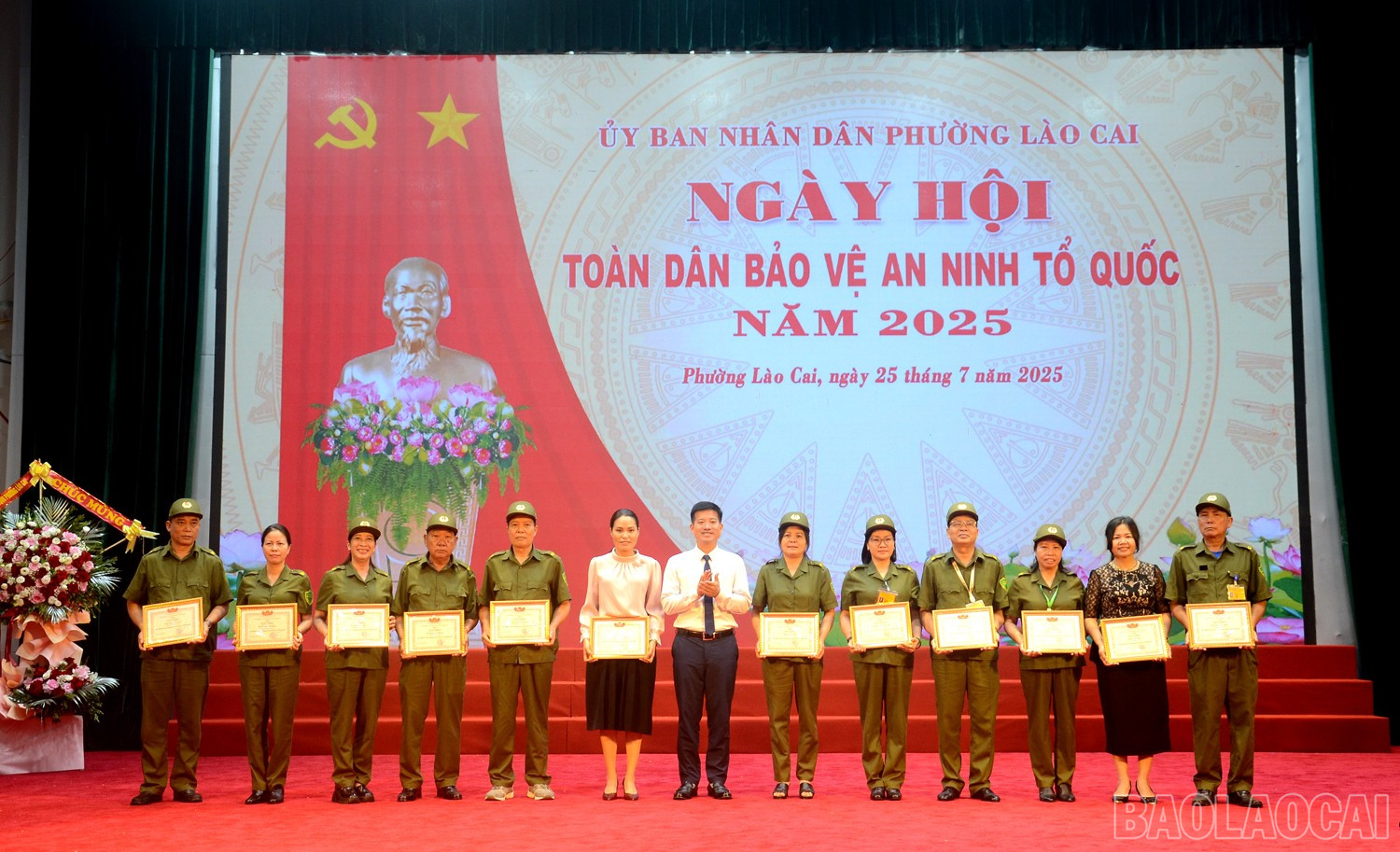 Khen thưởng các cá nhân đạt thành tích xuất sắc trong phong trào Toàn dân bảo vệ an ninh Tổ quốc. baolaocai-br_dsc-3880.jpg