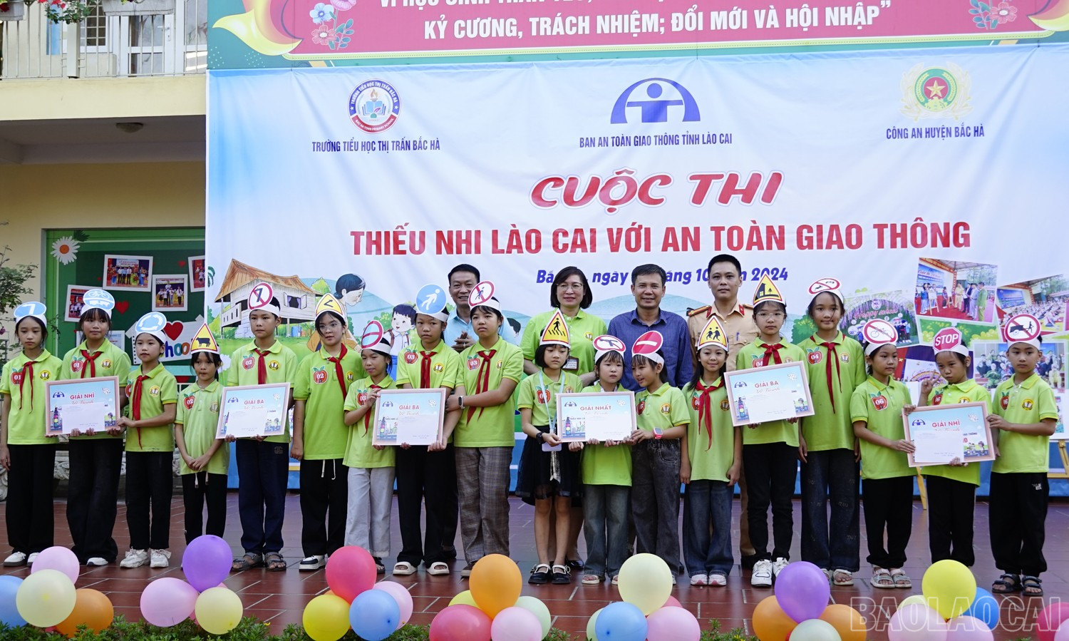 Ban Tổ chức trao giải cho các phần thi và thí sinh đạt giải. baolaocai-br_dsc5705.jpg