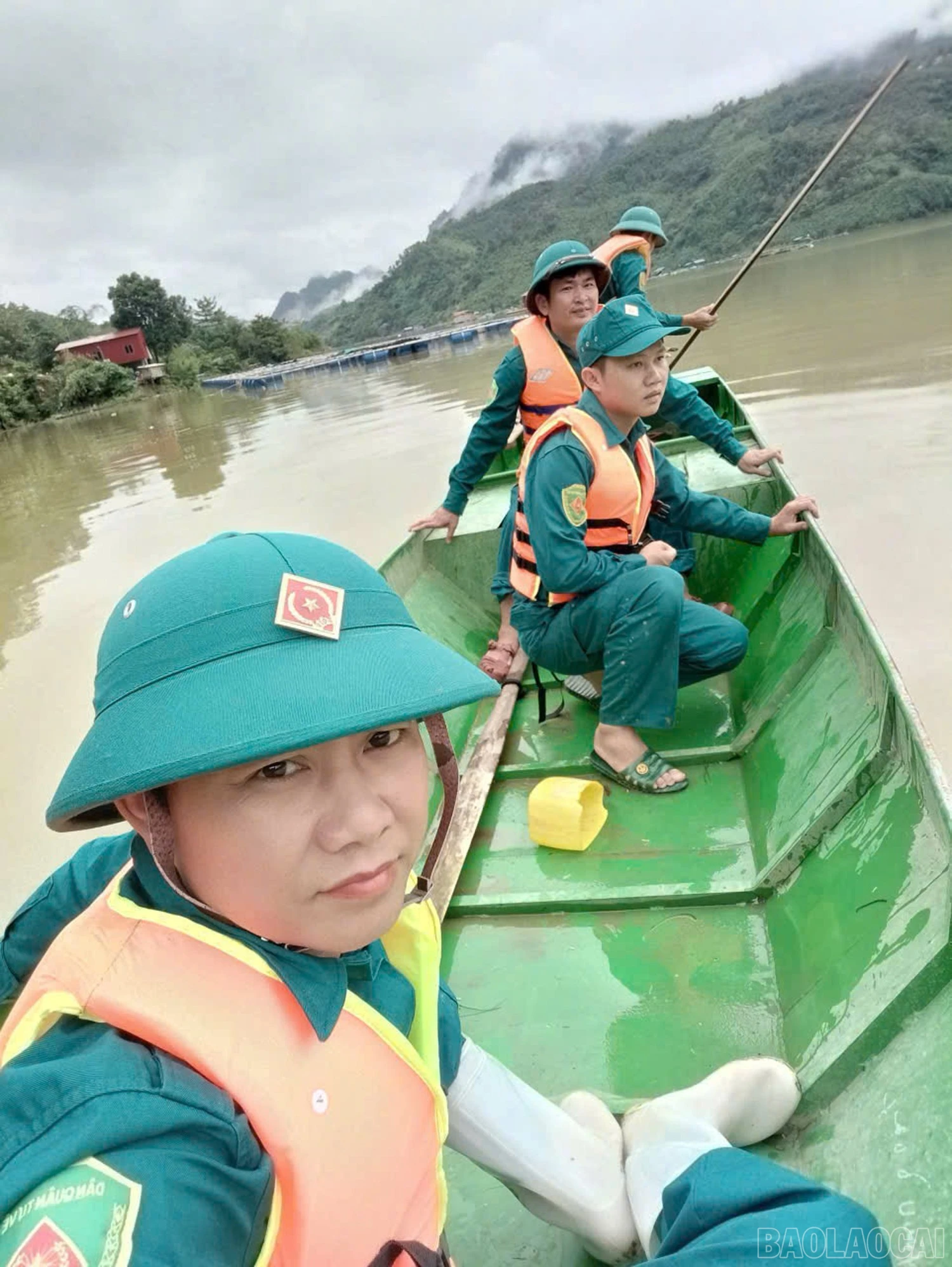 Triển khai lực lượng tìm kiếm trên sông.