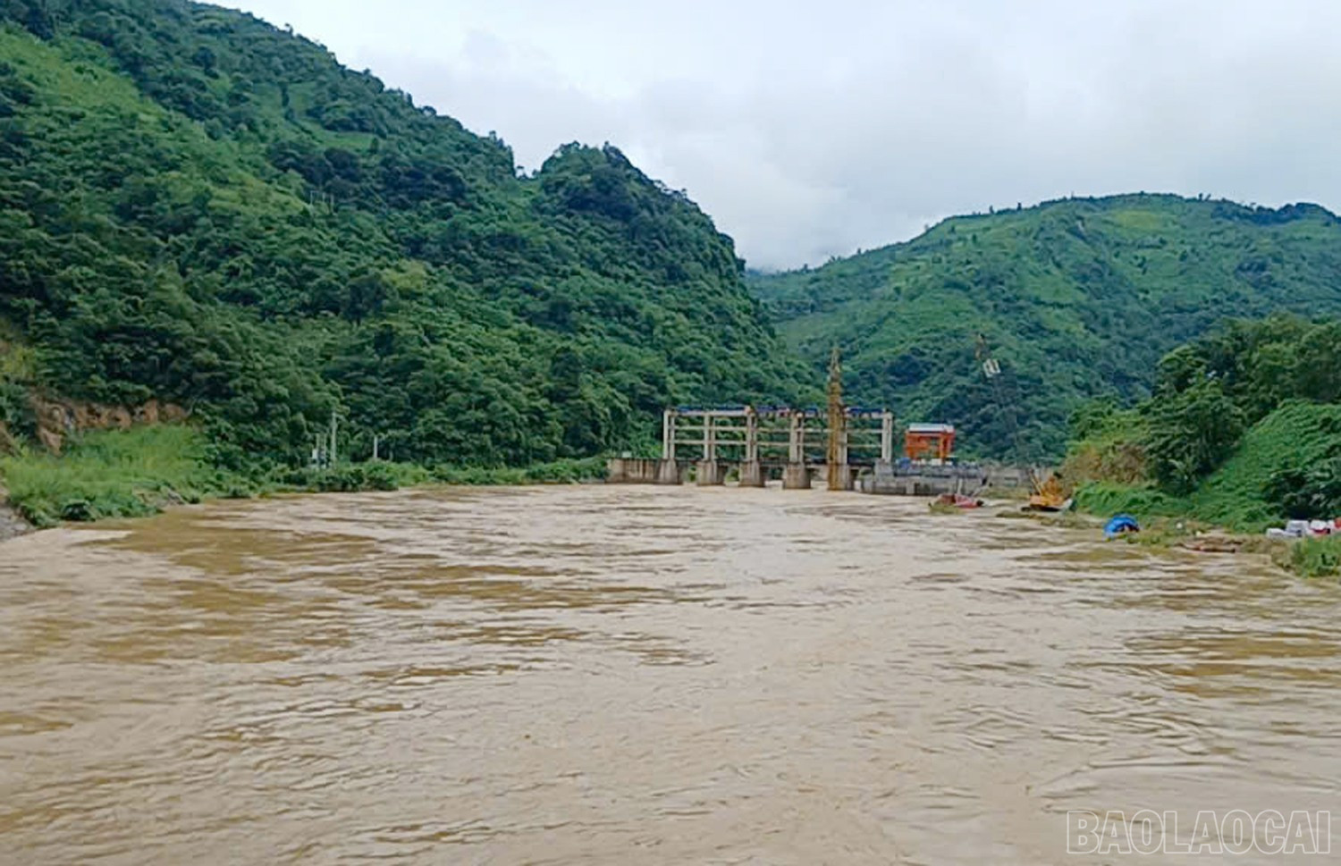 Lực lượng chức năng đang triển khai tìm kiếm tại khu vực sông Chảy thuộc địa phận xã Si Ma Cai. Lực lượng chức năng đang triển khai tìm kiếm tại khu vực sông Chảy thuộc địa phận xã Si Ma Cai.