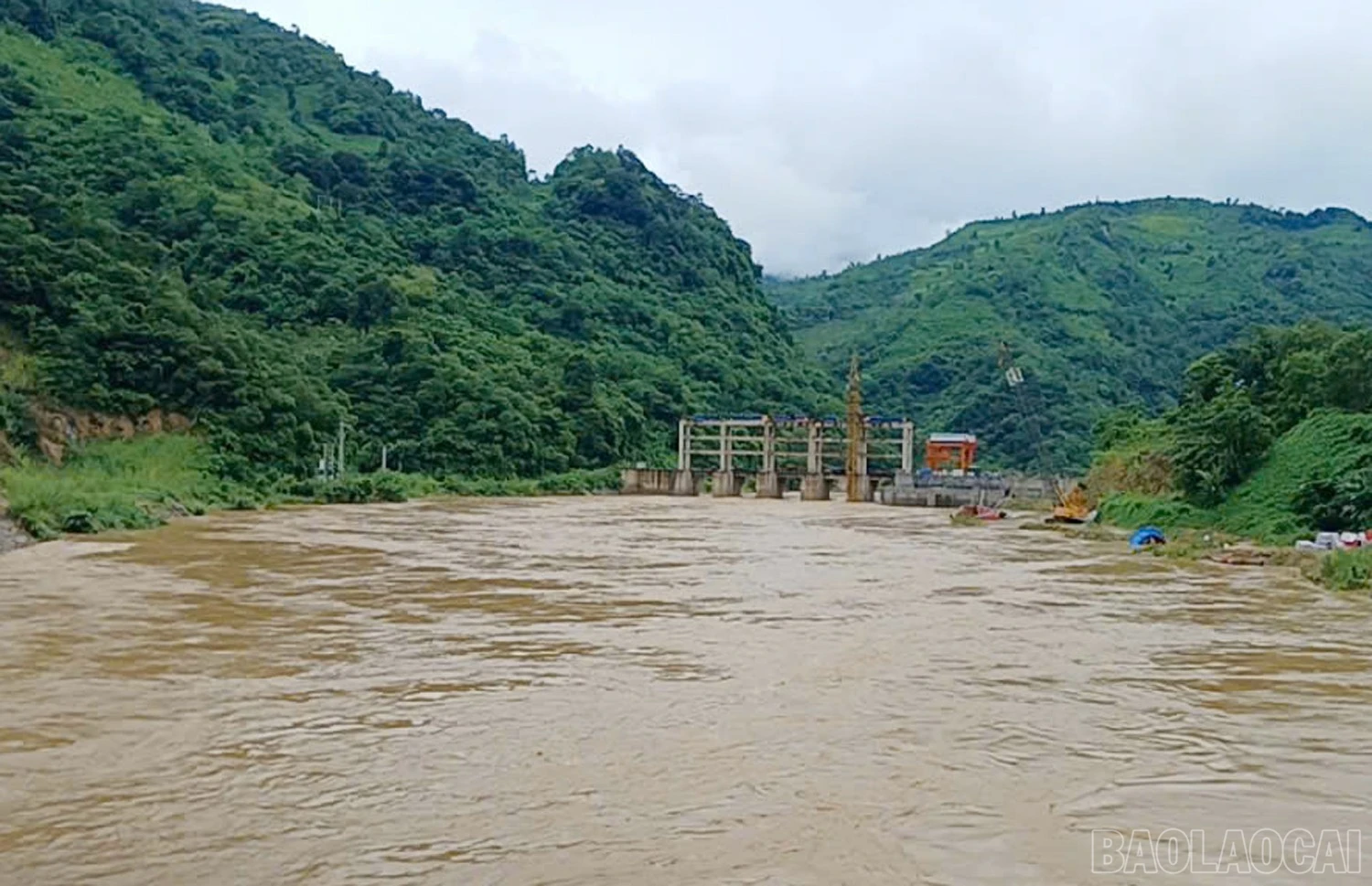 Lực lượng chức năng đang triển khai tìm kiếm tại khu vực sông Chảy thuộc địa phận xã Si Ma Cai.