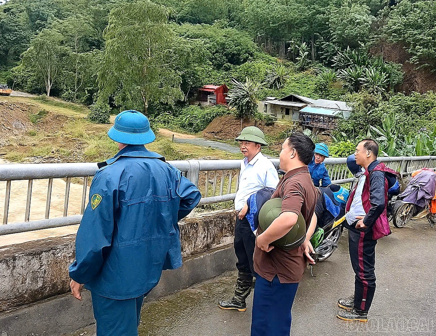 Triển khai các lực lượng tìm kiếm.