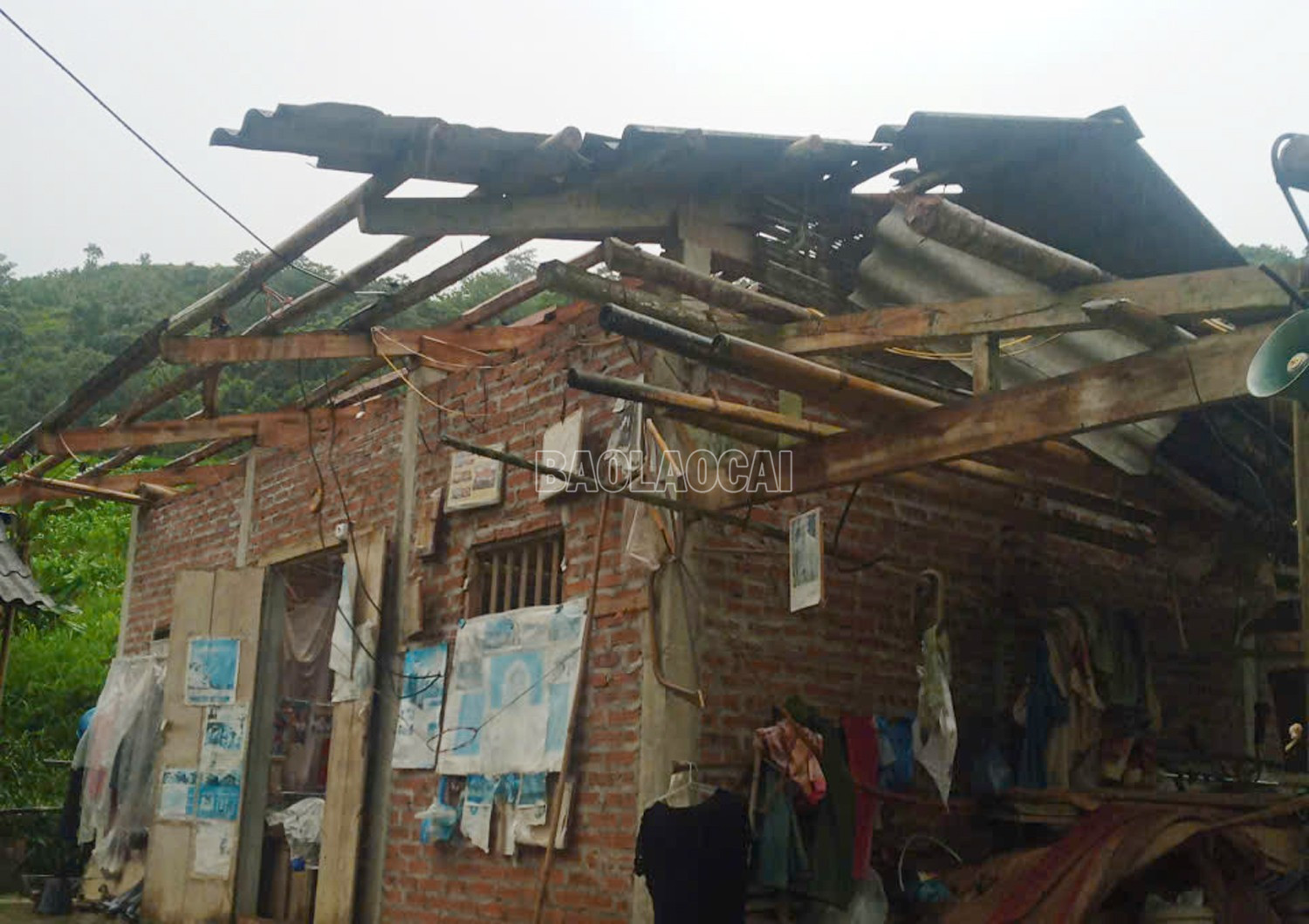 Nhiều nhà bị tốc mái do dông lốc.