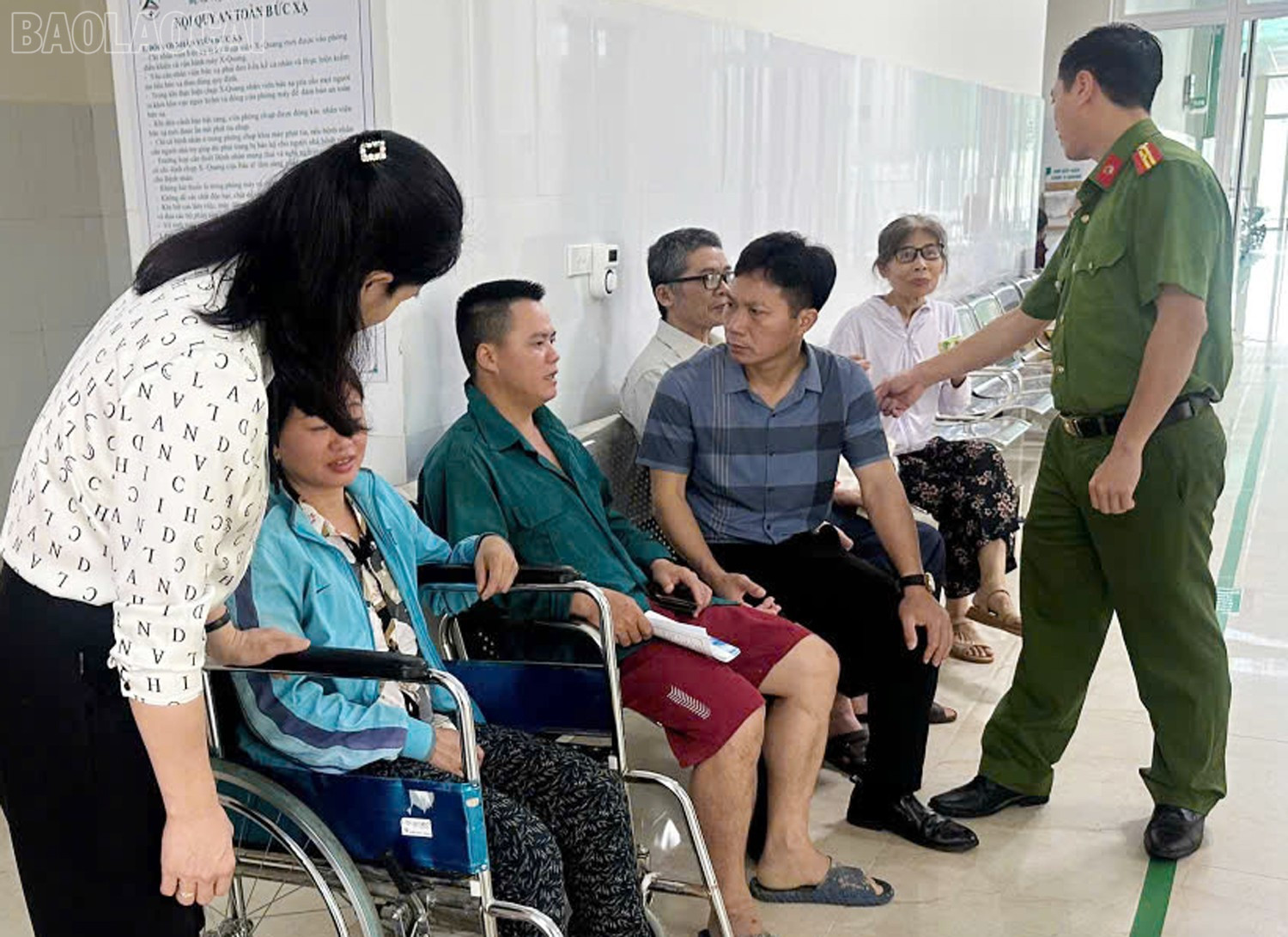 Lãnh đạo xã Bảo Thắng thăm hỏi nạn nhân đang được điều trị tại Bệnh viện Đa khoa số 2 của tỉnh. baolaocai-tl_z7069068735377-9fb9ef1d8856dd46a5d8ff332fe2b762.jpg