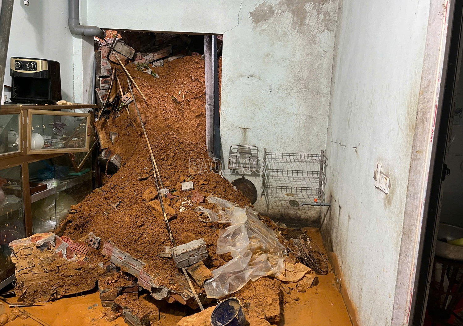 Một nhà bị sạt lở tại xã Bát Xát.