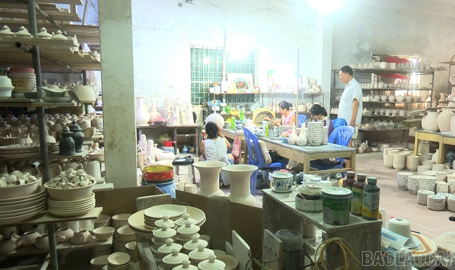 Ở Bát Tràng (huyện Gia Lâm, thành phố Hà Nội) hiện có hơn 700 hộ sản xuất gốm sứ, hơn 200 doanh nghiệp gốm sứ, 2 Nghệ nhân Nhân dân, 11 Nghệ nhân Ưu tú, 27 Nghệ nhân Hà Nội và hơn 100 Nghệ nhân Làng nghề Việt Nam.