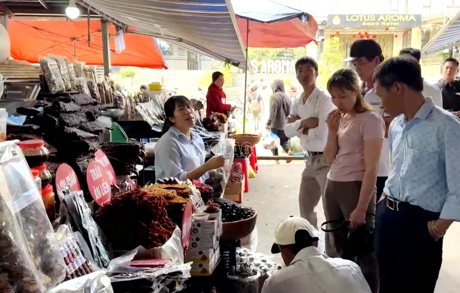 Du khách chọn mua hàng khô tại chợ du lịch Sa Pa. baolaocai-c_4s.jpg