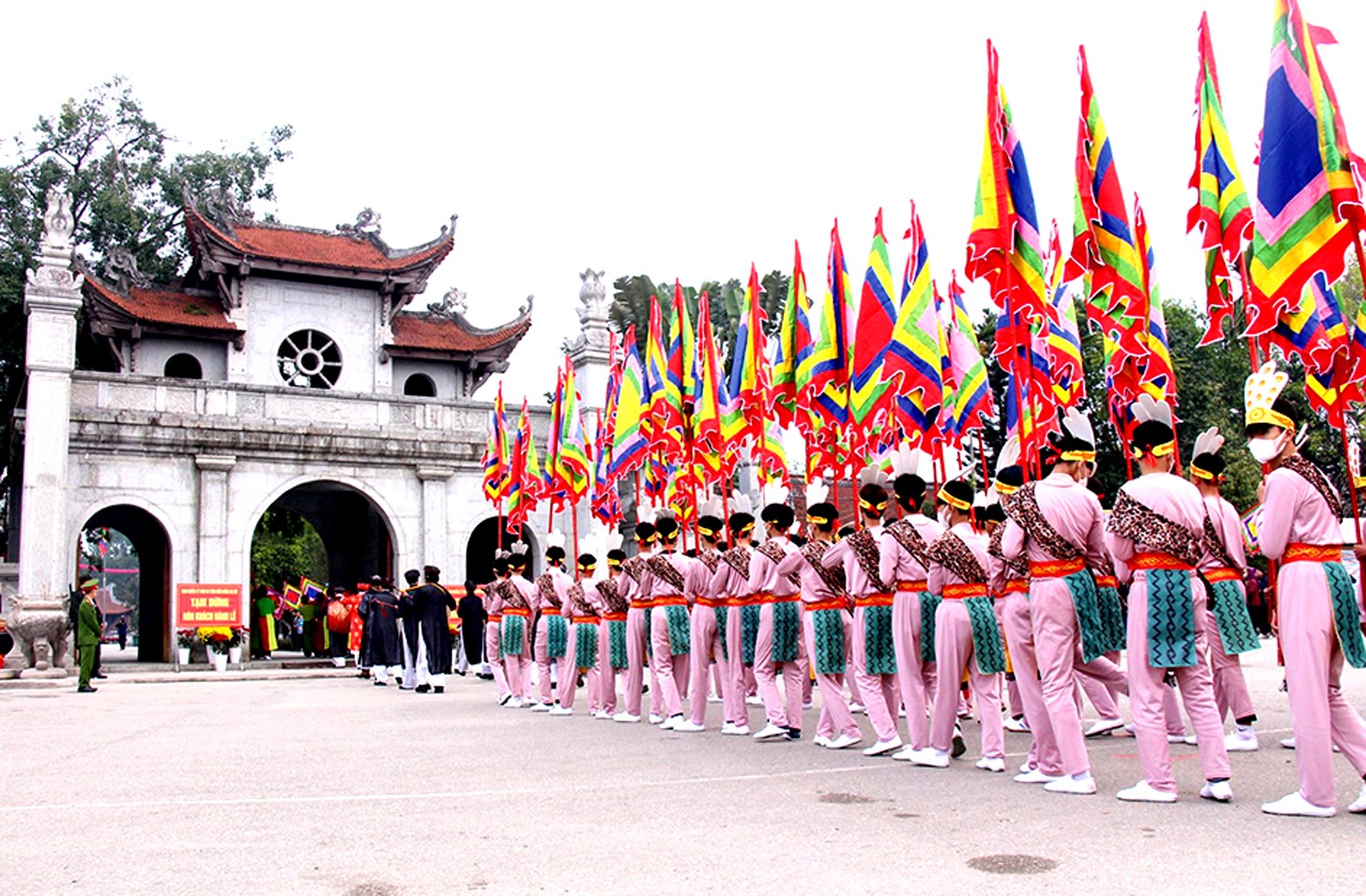 Lễ hội đền Mẫu Âu Cơ tại huyện Hạ Hòa, tỉnh Phú Thọ. 111d5103621t3363l4-linh-thieng-2.jpg