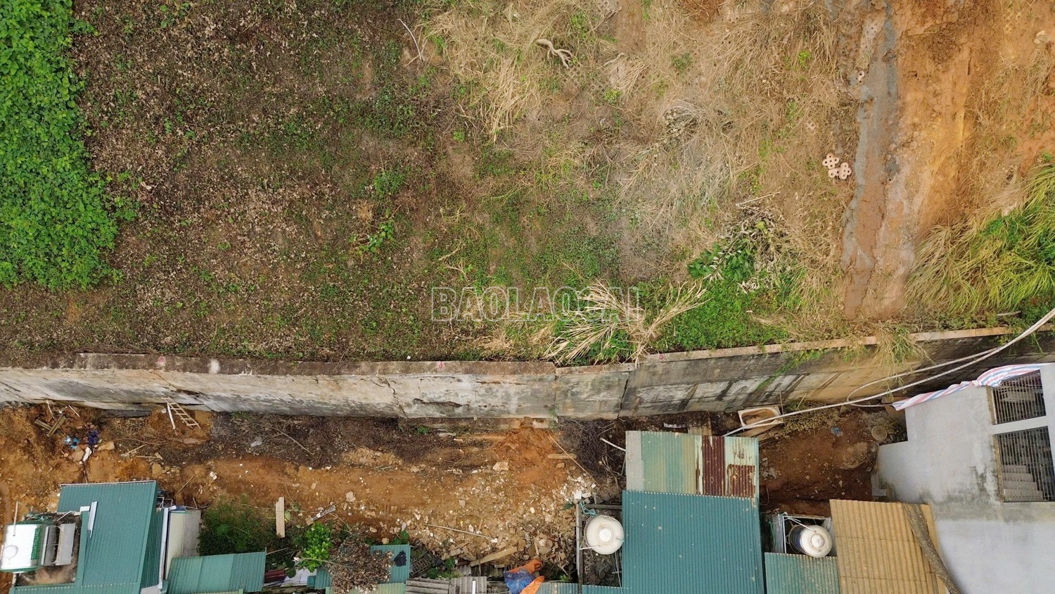 Bờ kè bê tông đã bị bẻ cong và có thể đổ sập vào nhà dân. baolaocai-c_z7173854318353-63736d5622c37466f5b34e53c3af2928.jpg