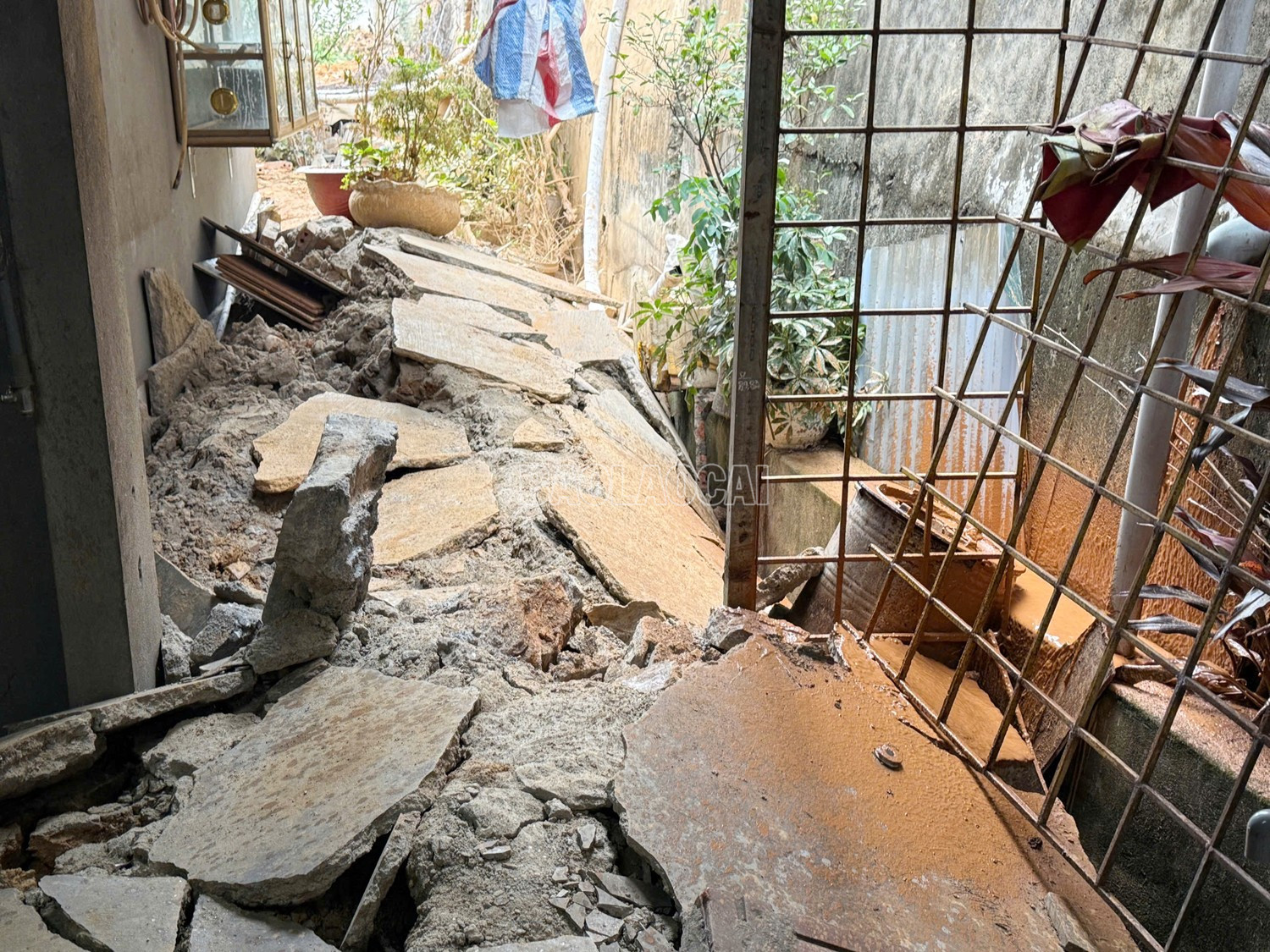 Điểm sạt lở làm đổ tường và nền phía sau các nhà dân. baolaocai-c_z7173789021826-662dae5c0cfa534f7d0c4772892a1191.jpg