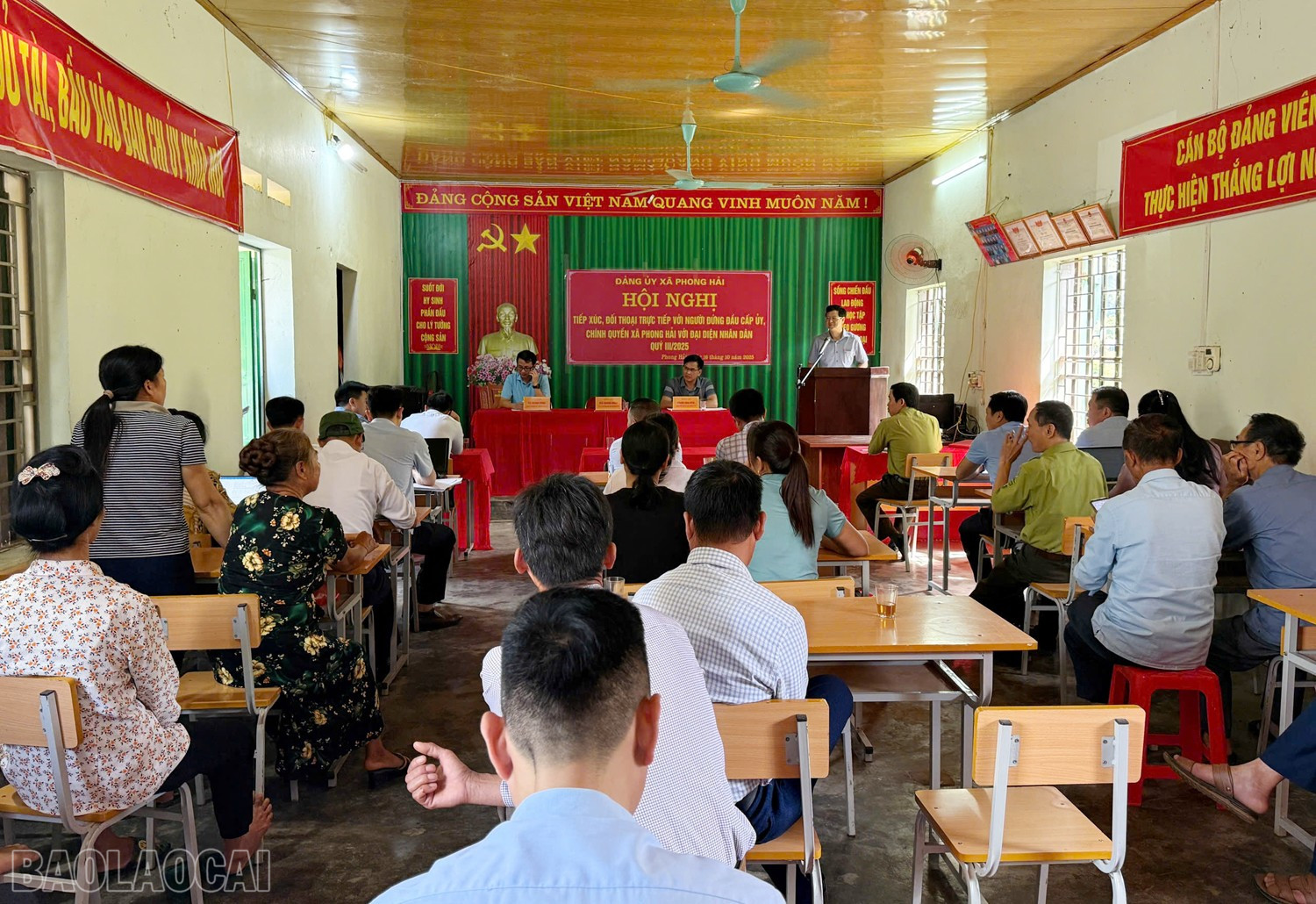 Xã Phong Hải đối thoại với dân để tuyên truyền trực tiếp. baolaocai-bl_z7122336169769-c1df466aae0a8d8510bce0183a72c2ce.jpg