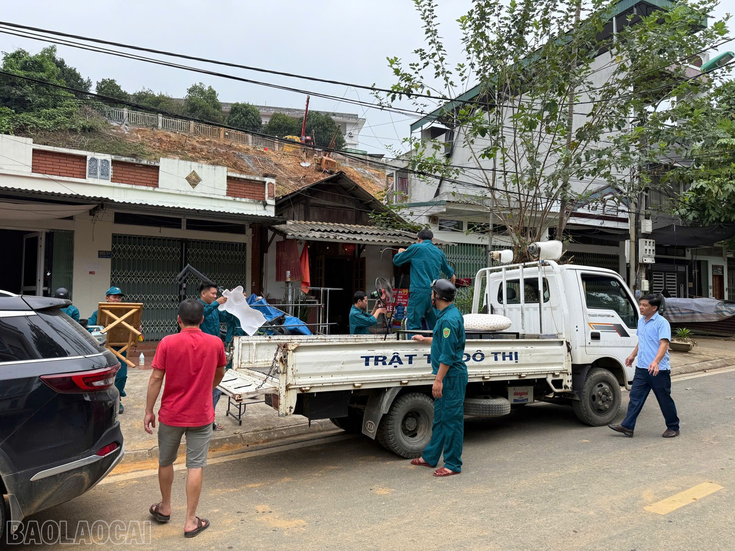 Các lực lượng hỗ trợ di chuyển tài sản của các hộ dân đến nơi ở tạm. baolaocai-bl_z7173788940821-051bf3c3339ea7f8c69be2bf9843996e.jpg