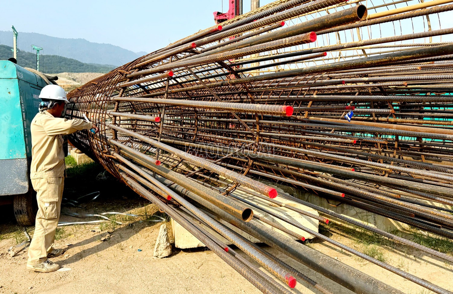 Công trình xây cầu sử dụng rất nhiều thép. baolaocai-c_z6582493231936-52c919f4dc6ab598e2264631e32760bc.jpg
