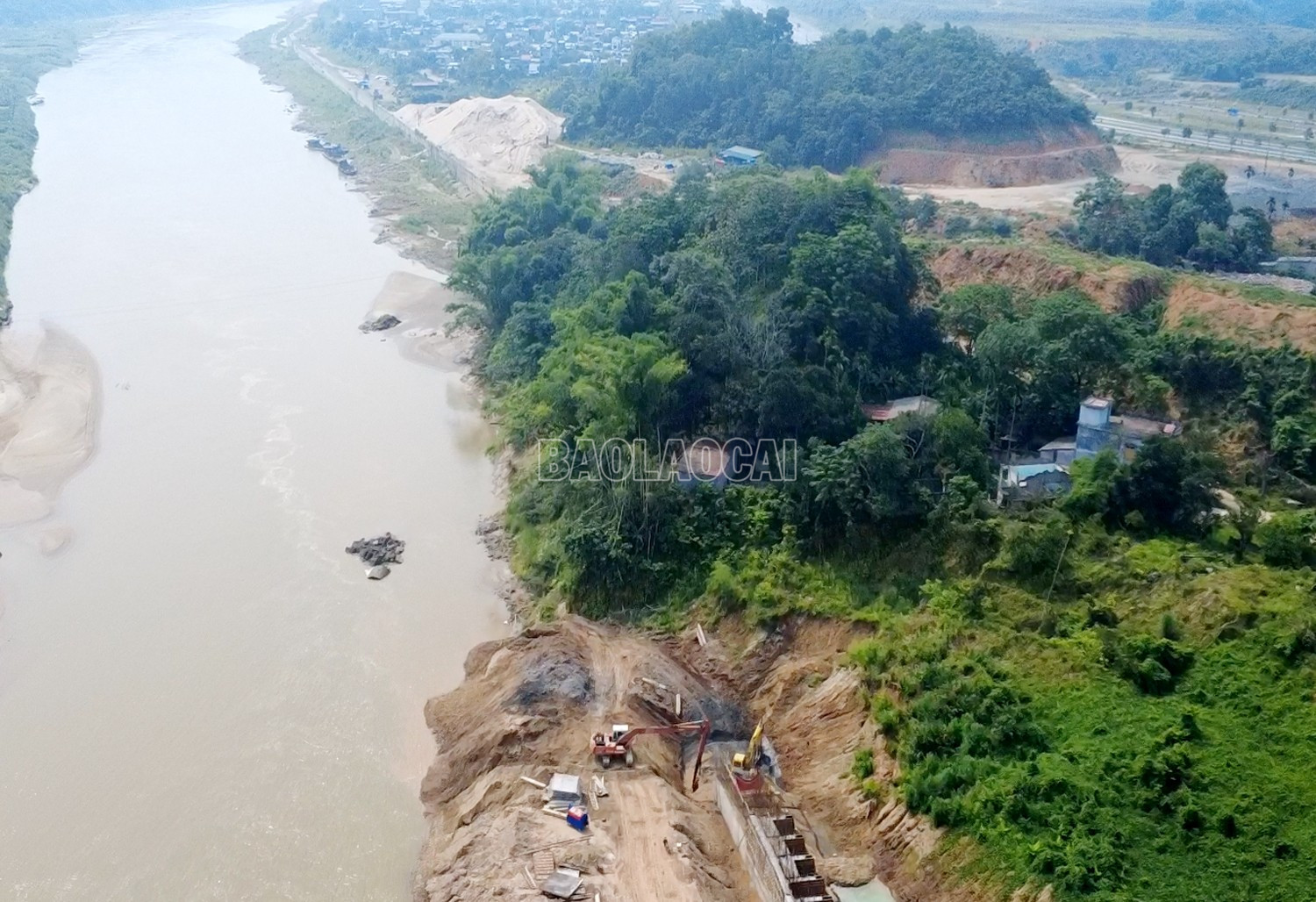 Một điểm phải thi công cách quãng vì UBND thành phố Lào Cai chưa giải phóng được mặt bằng. baolaocai-c_vl2.jpg