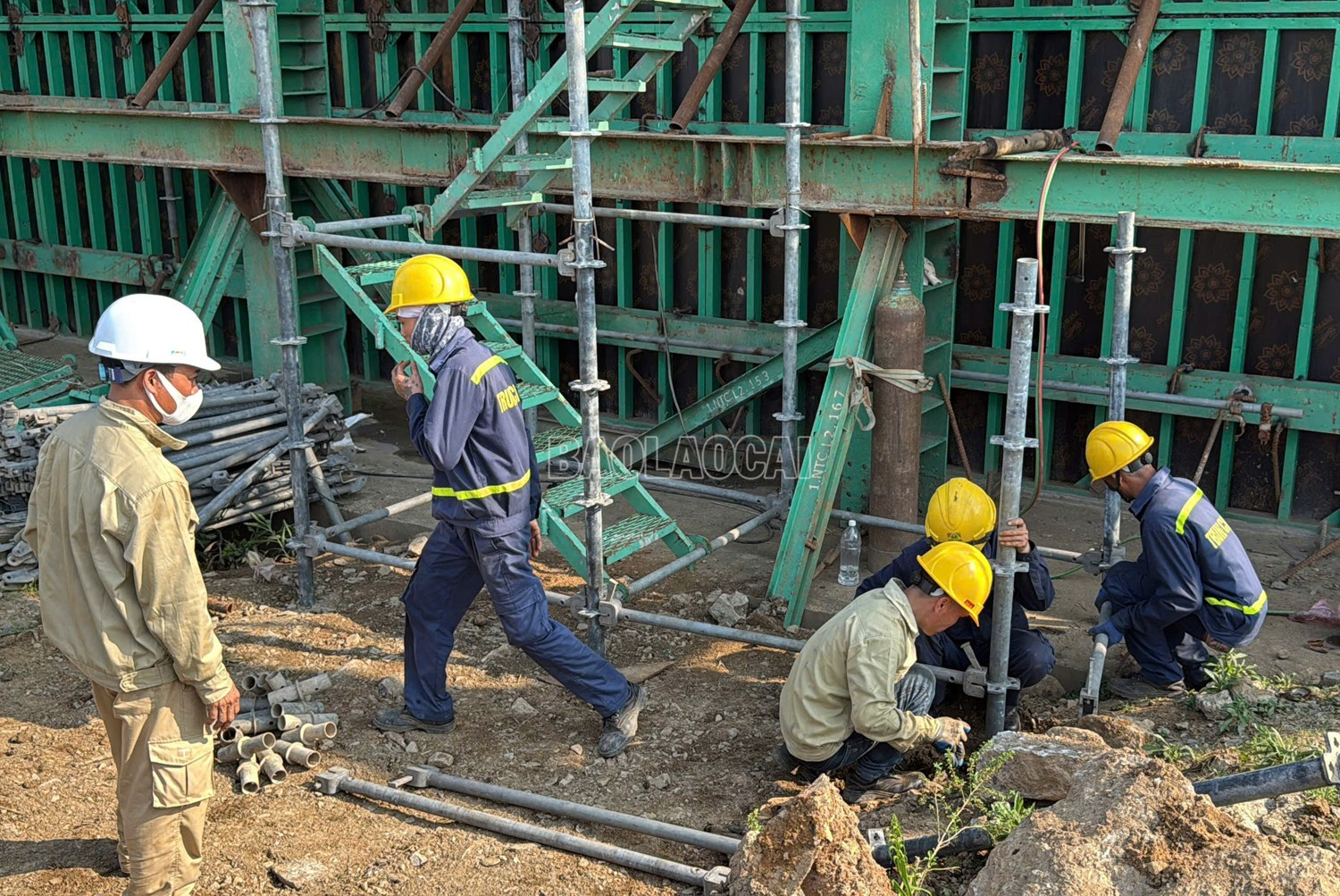 Công trình cầu biên giới Bản Vược, Bát Xát (Việt Nam) - Bá Sái (Trung Quốc) đang được đẩy nhanh tiến độ. baolaocai-c_z6582493166337-8efb66a745fb0ceff124803b673e6dec.jpg