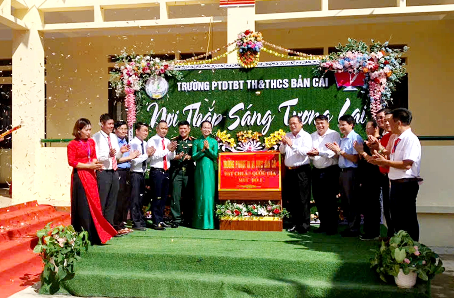 Gắn biển trường đạt chuẩn Quốc gia mức độ 1.