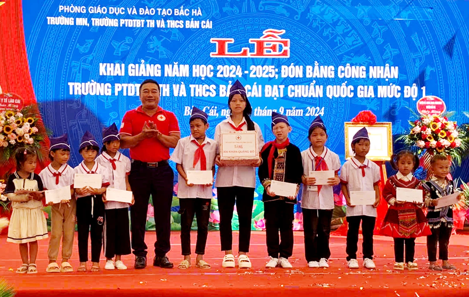 Hội Chữ thập đỏ tỉnh tặng quà và 10 suất học bổng cho học sinh có hoàn cảnh khó khăn của xã.