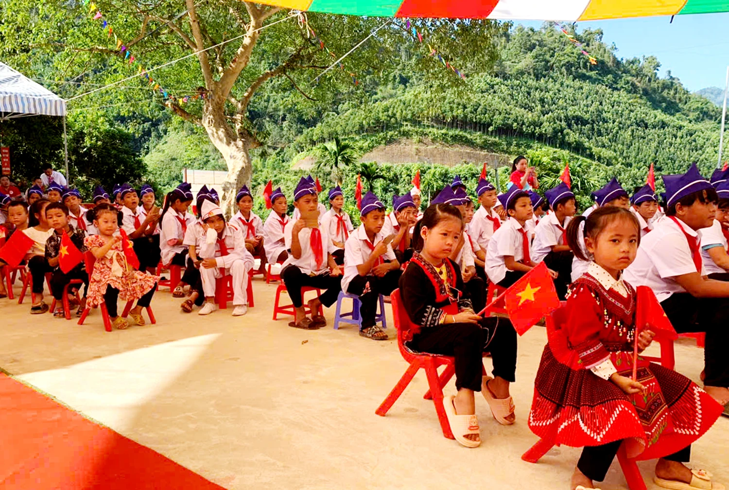 Học sinh xã Bản Cái hân hoan đón năm học mới.