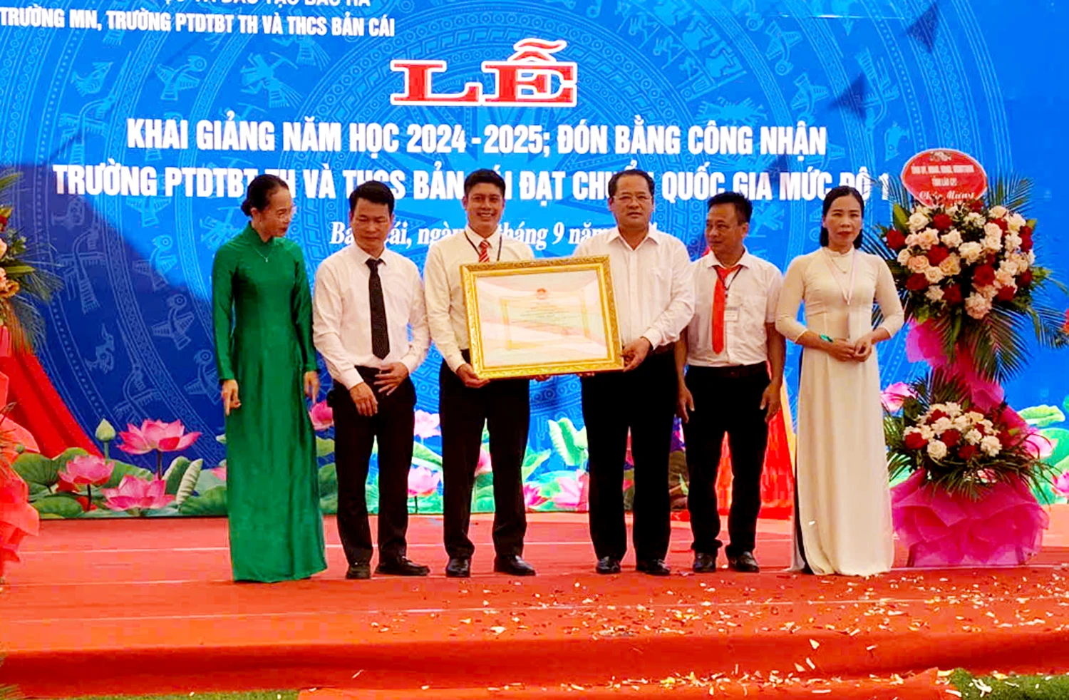 Trao Bằng công nhận trường đạt chuẩn quốc gia mức độ 1 cho Trường PTDT bán trú Tiểu học và THCS Bản Cái.