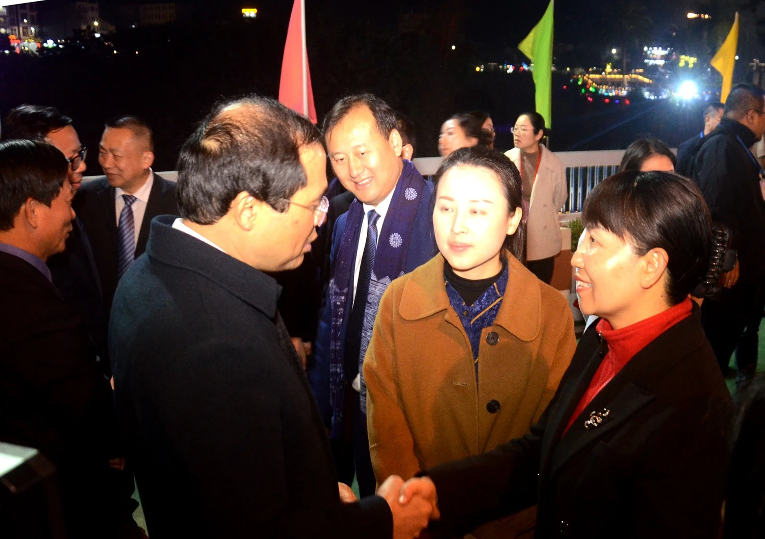 Chủ tịch UBND tỉnh Lào Cai Trịnh Xuân Trường tiễn đoàn tại Cửa khẩu Quốc tế Lào Cai (Việt Nam).