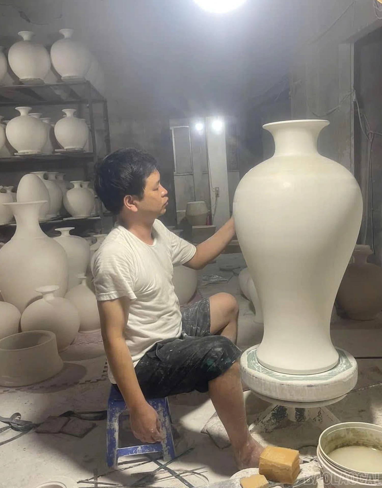 Các sản phẩm gốm sứ Bát Tràng được chế tác bởi bàn tay tài hoa của các nghệ nhân.