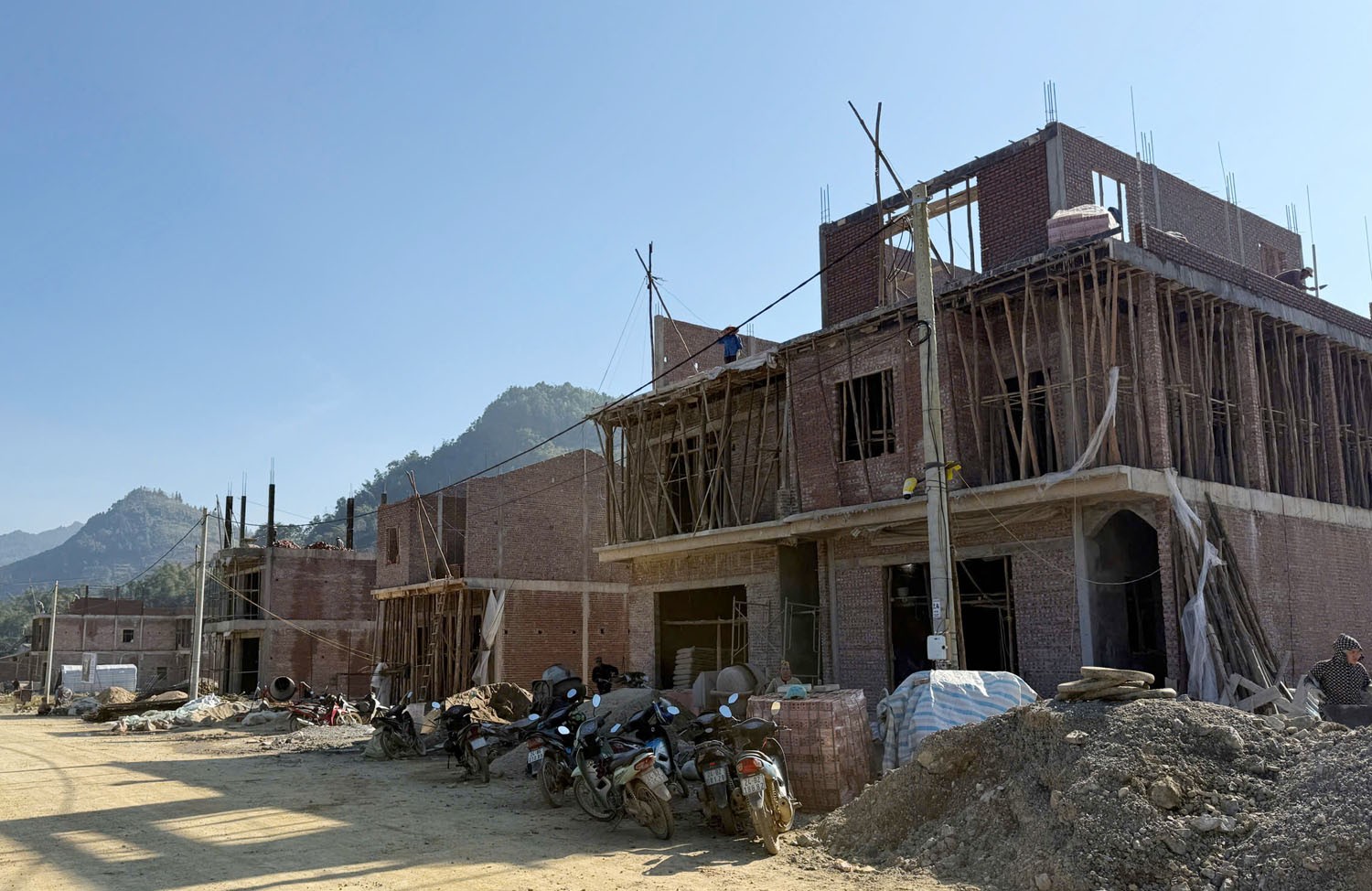 Viele umgesiedelte Haushalte haben mit dem Bau ihrer Häuser begonnen. z7316333637177-911d706b15dbc46946607d3660ae4447.jpg