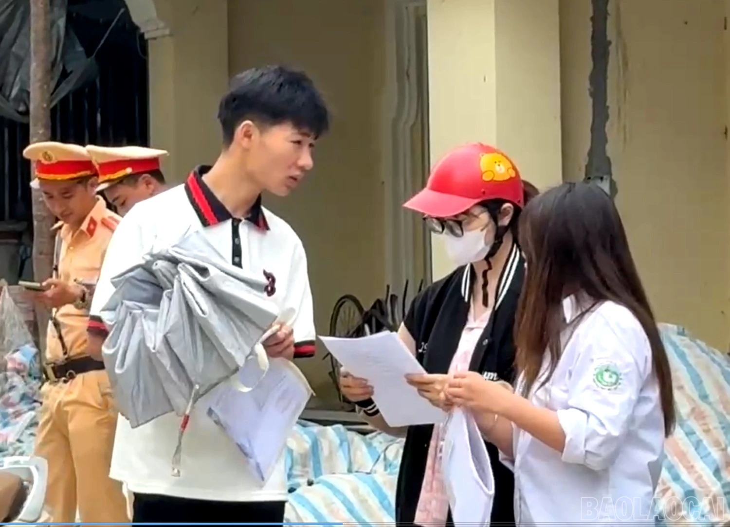 Thí sinh trao đổi với cô giáo và gia đình về kết quả thi môn Ngữ văn.