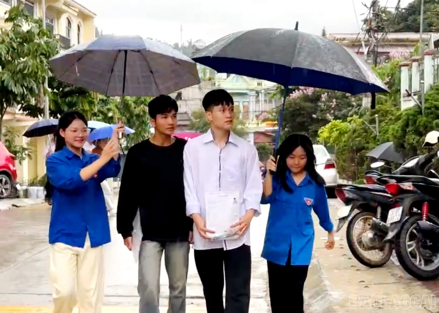 Tại Bắc Hà trời có mưa, các lực lượng hỗ trợ luôn kịp thời giúp đỡ thí sinh.