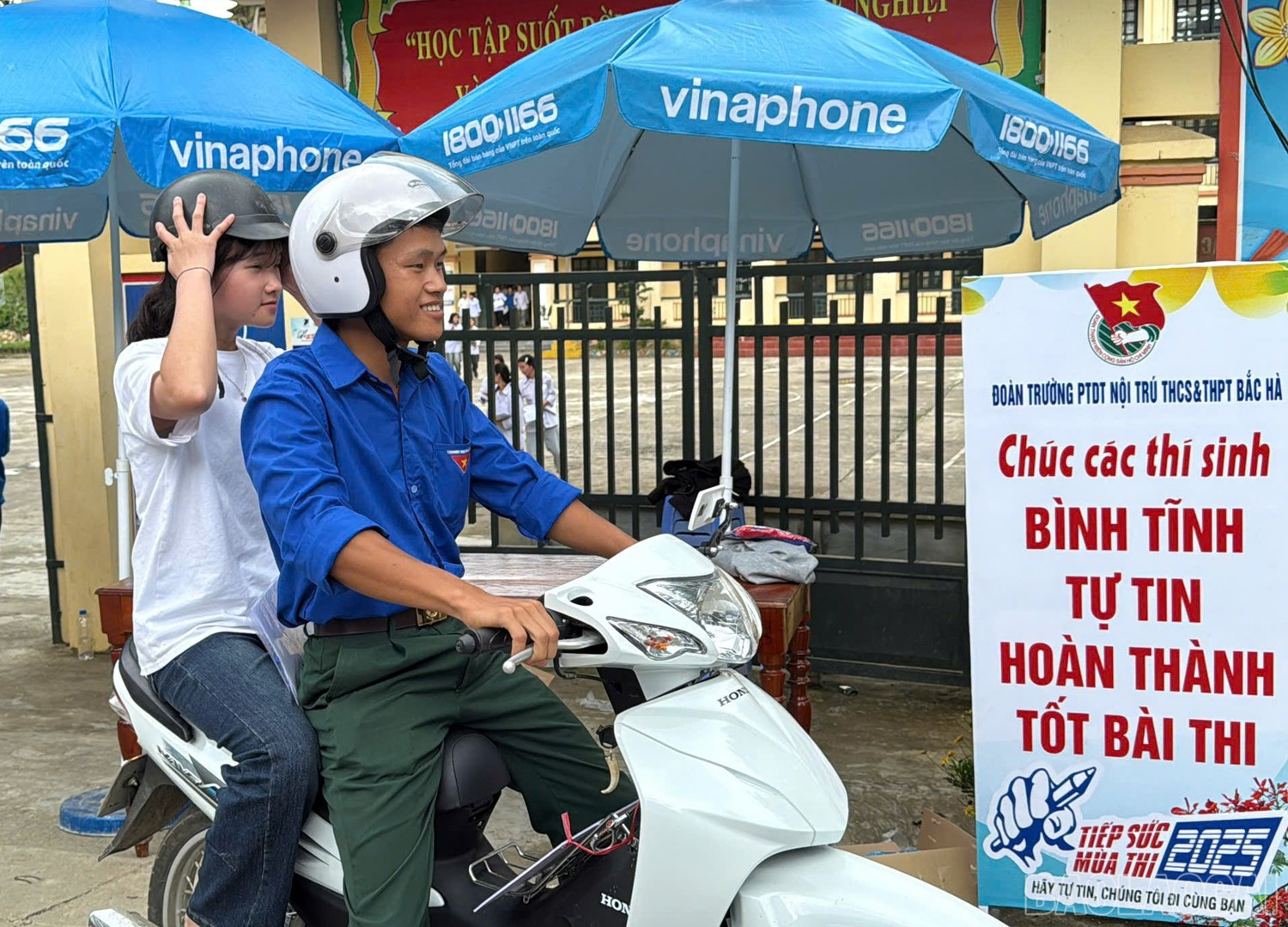Xe ôm miễn phí nhiệt tình tiếp sức cho thí sinh. Xe ôm miễn phí nhiệt tình tiếp sức cho thí sinh.