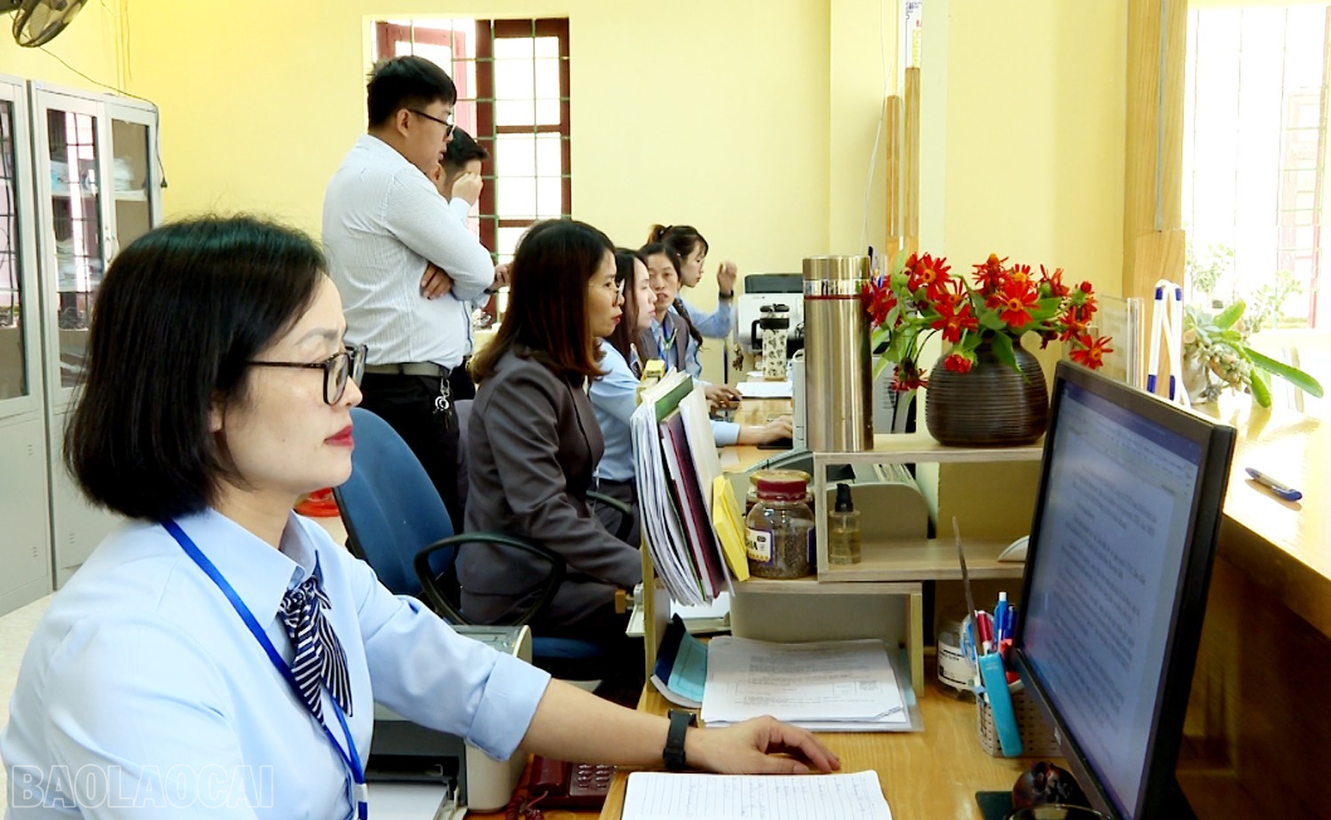 Lãnh đạo UBND phường Sa Pa trực tại Trung tâm Phục vụ hành chính công để lắng nghe ý kiến Nhân dân. baolaocai-bl_s1.jpg