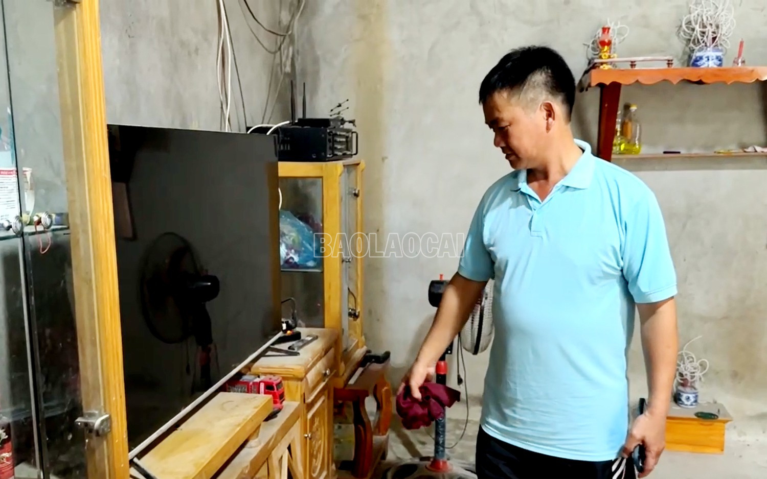 Những lớp bụi phủ dày lên mọi vật dụng trong nhà. baolaocai-c_untitled-1.jpg