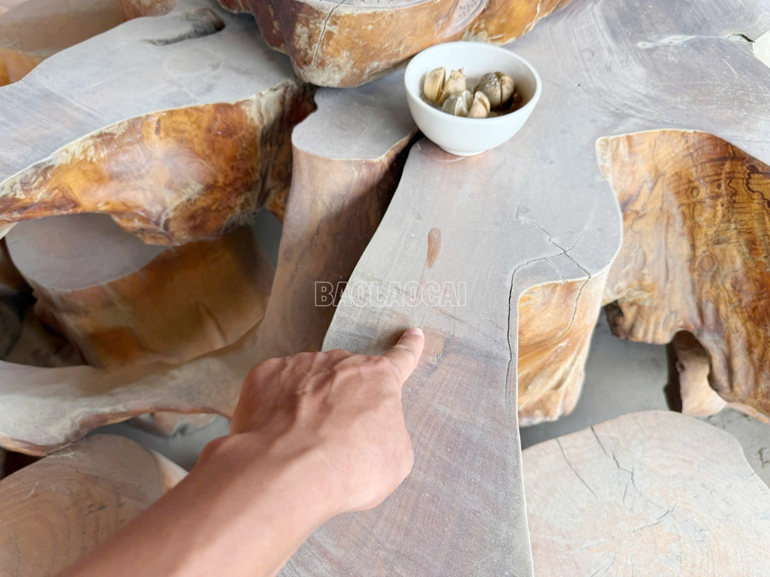 Bụi phủ kín mặt bàn của hộ dân thôn Mã Tuyển. baolaocai-c_z7020021231788-46d06e7a1a9dc9544ecd01e648a913d4.jpg
