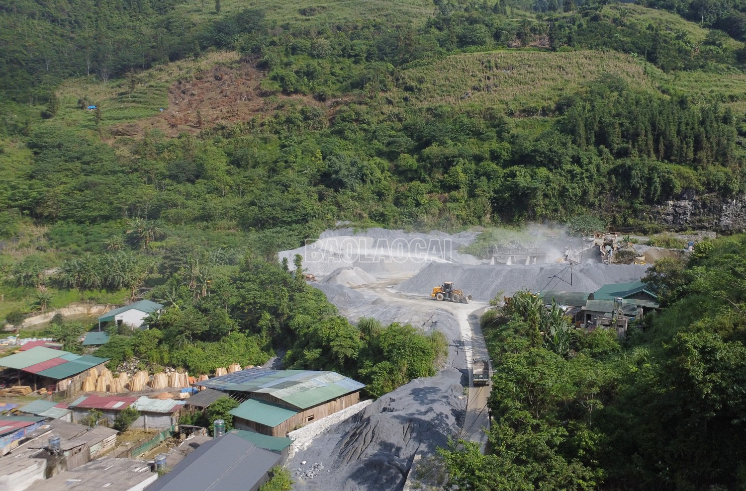 Mỏ đá nằm ngay sát sau khu dân cư thôn Mã Tuyển. baolaocai-c_dji-0732.jpg
