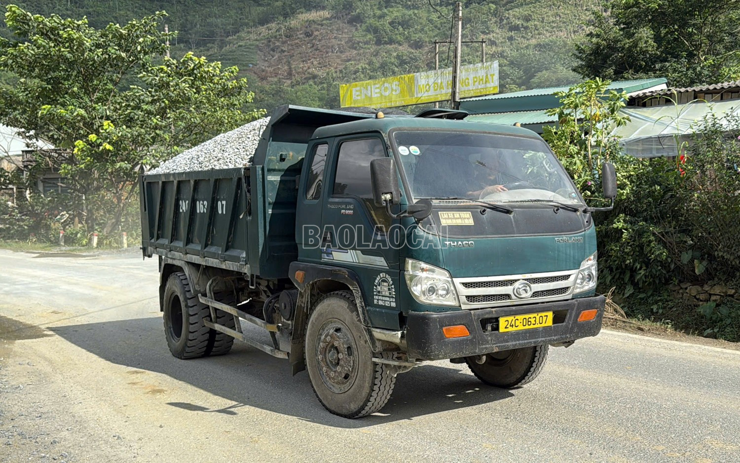 Xe chở đá từ mỏ không che đậy, chở đá đầy tràn thùng chạy ra Quốc lộ 4D. baolaocai-c_z7020021296647-ead464dd63192c669aef589644e40b6c.jpg