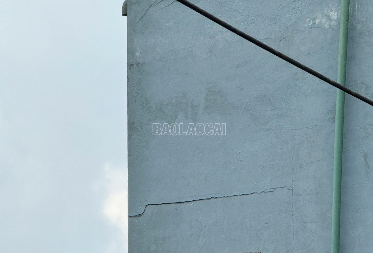 Các nhà bị nứt được người dân cho rằng do nổ mìn ở mỏ đá baolaocai-c_z7020021292142-f6e3a4400f824852dad691f0b96e1fc0.jpg