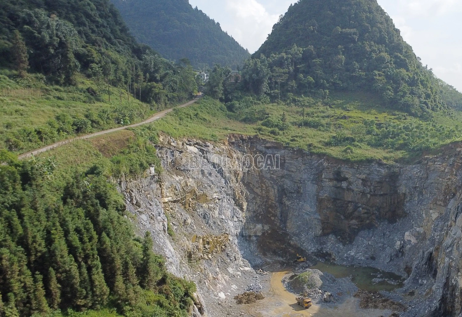 Mỏ khai thác ngay phía dưới khu dân cư thôn Sa Pả