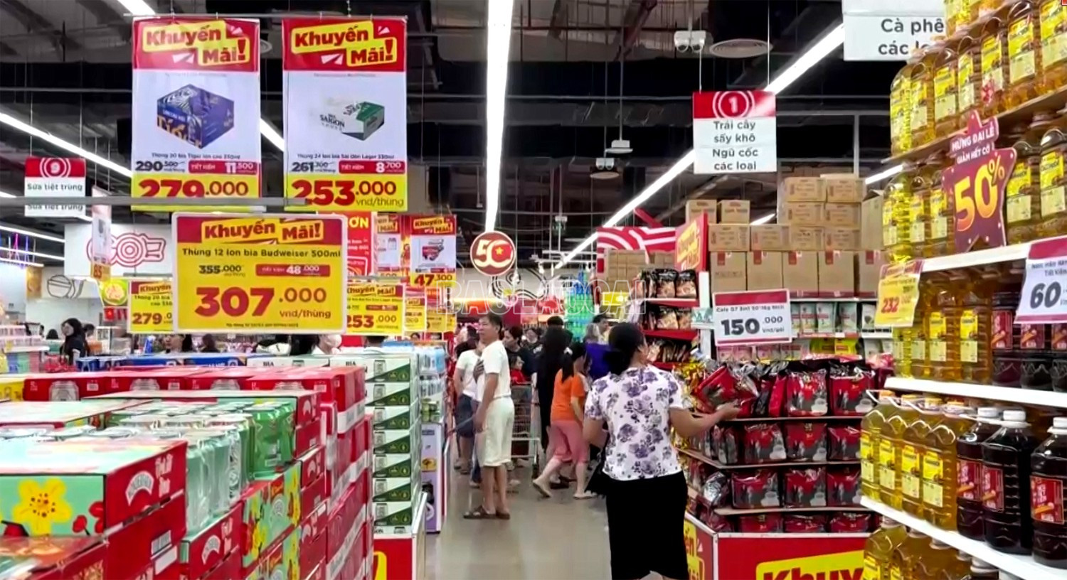 Hệ thống siêu thị lớn trên địa bàn tỉnh luôn đảm bảo mặt hàng phục vụ nhu cầu tiêu dùng của người dân. baolaocai-c_111.jpg