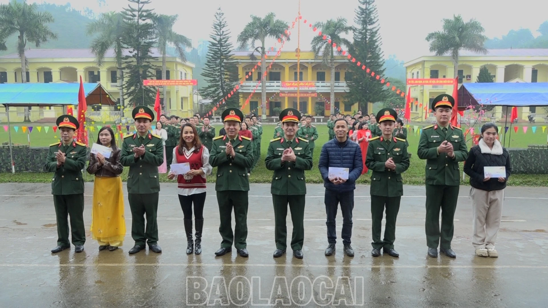 Ban tổ chức trao giải cho các đội tham gia hội thi.