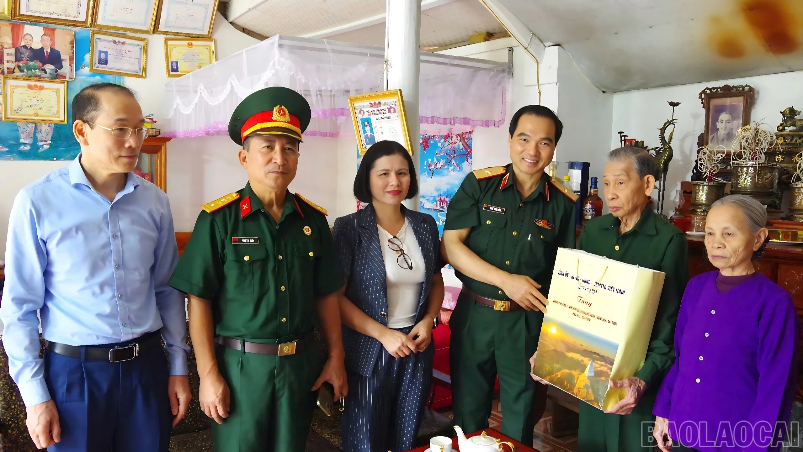 Thiếu tướng Đặng Quốc Đồng thăm hỏi, động viên gia đình thương binh Nguyễn Văn Phúc.