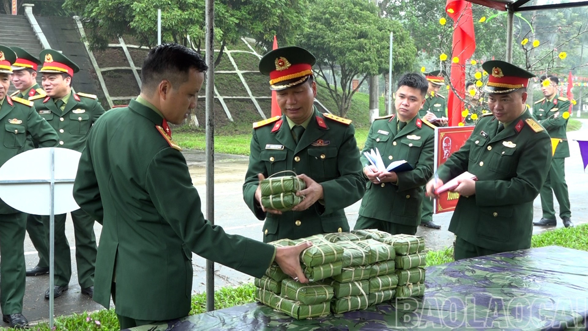 Ban tổ chức giám sát và chấm điểm sản phẩm của các đội thi.